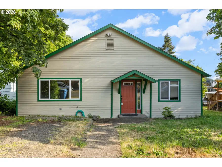 240 E Fourth Ave, Sutherlin, OR 97479 - #2