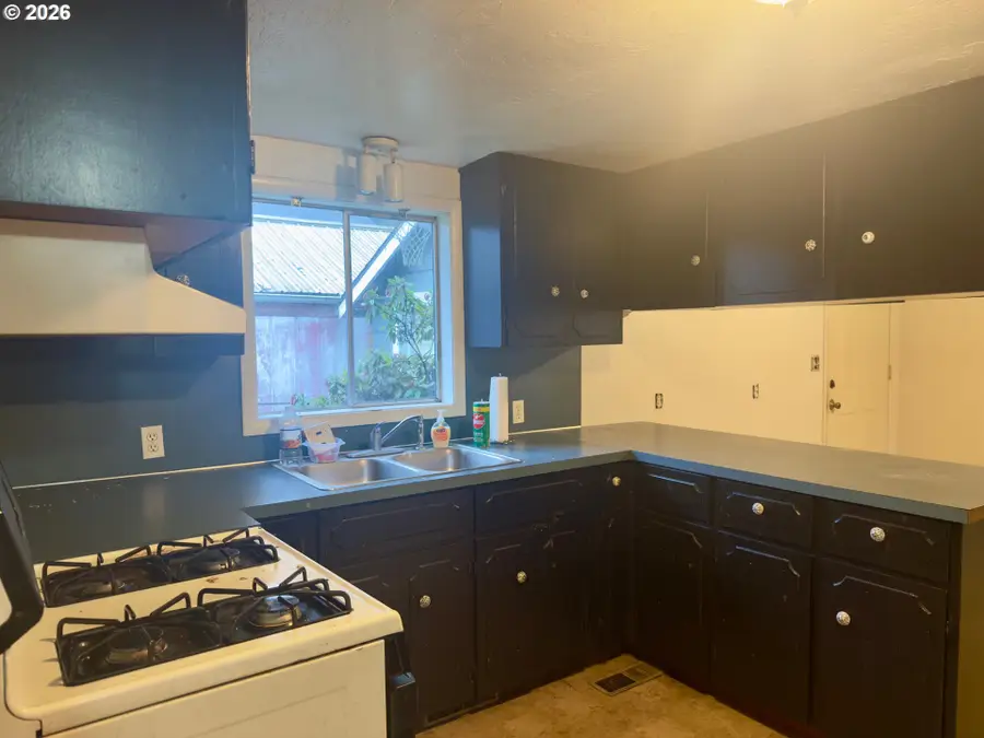 1323 Hawthorne St, Sweet Home, OR 97386 - #3