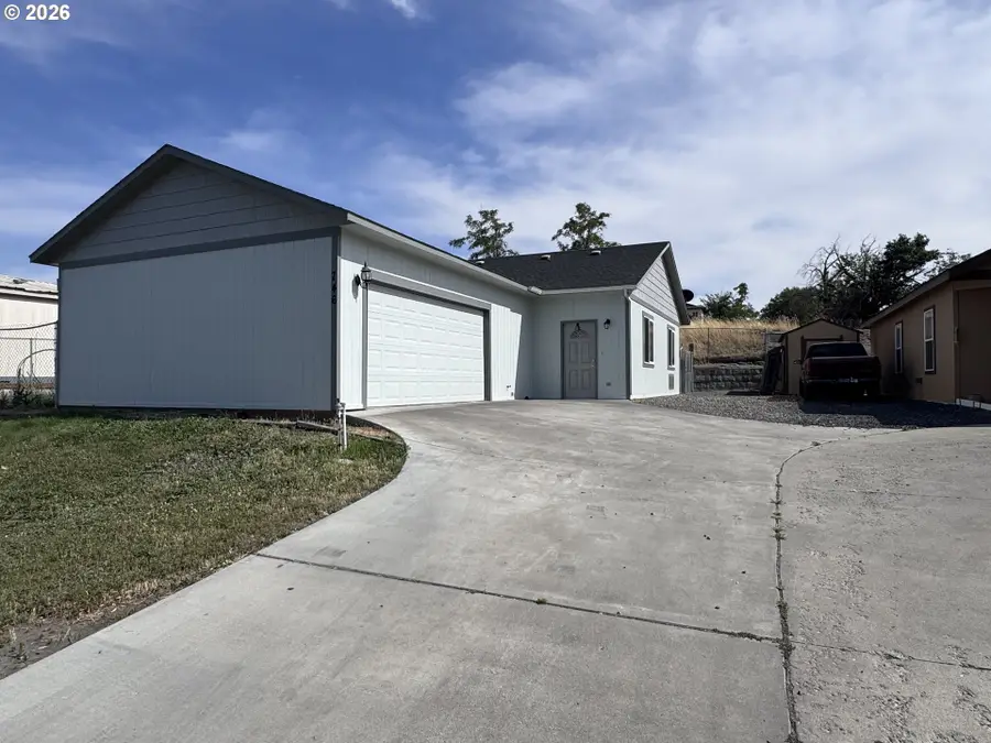 746 E Catherine Ave, Hermiston, OR 97838 - #2