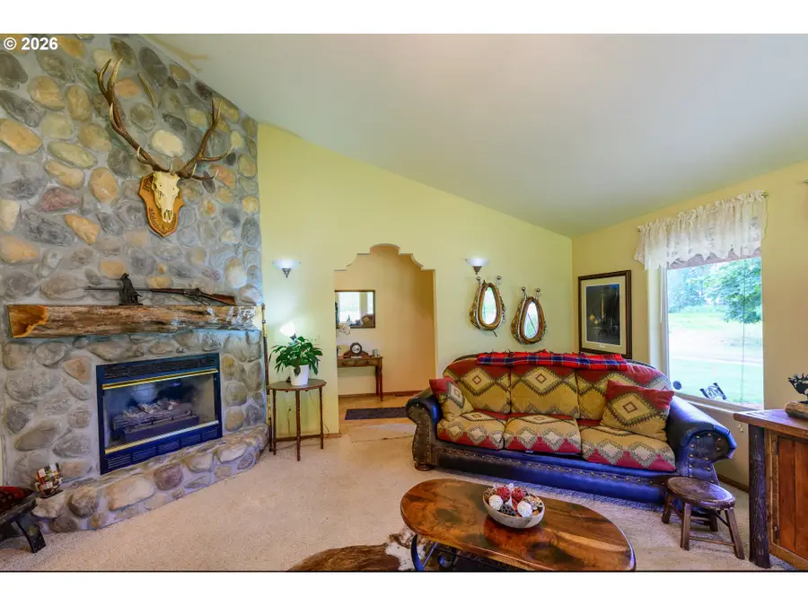 130 Washburn St, Brownsville, OR 97327 - #3