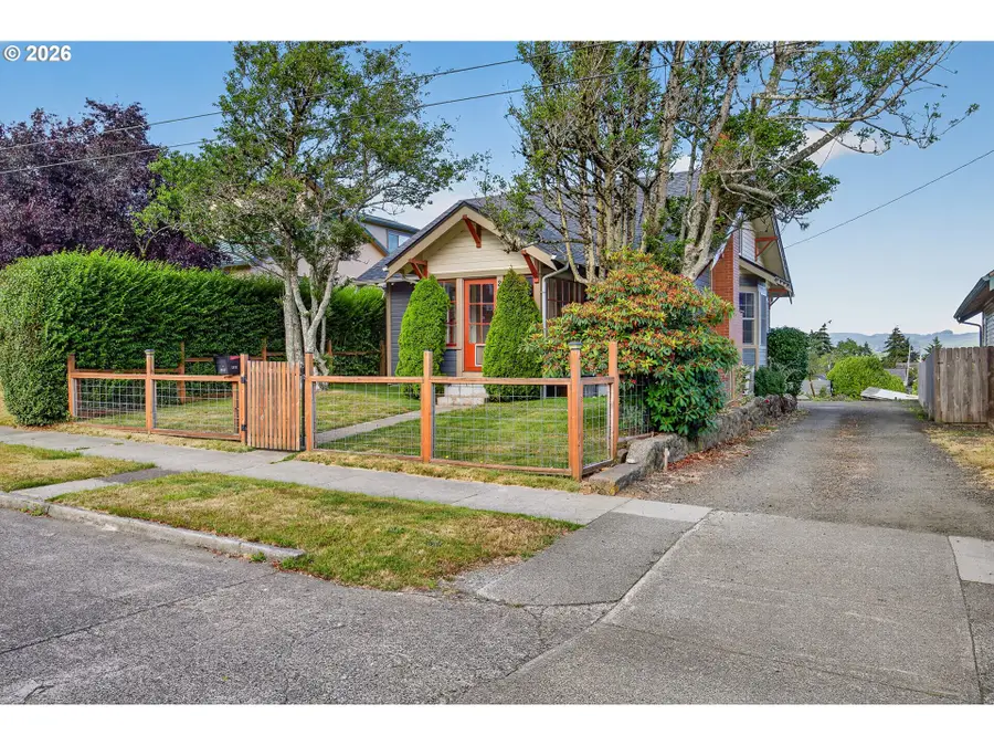 2557 Liberty St, North Bend, OR 97459 - #2
