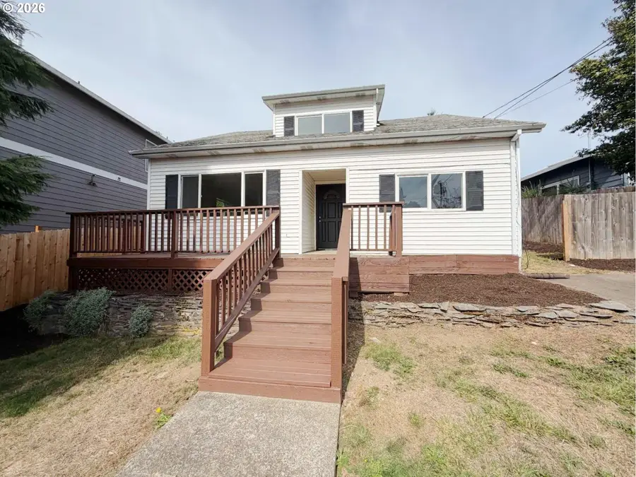 520 E Fairfield St, Gladstone, OR 97027 - #2