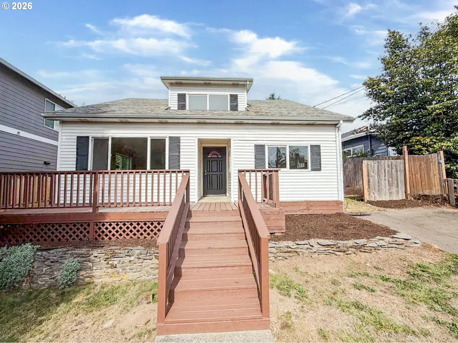 520 E Fairfield St, Gladstone, OR 97027 - #3