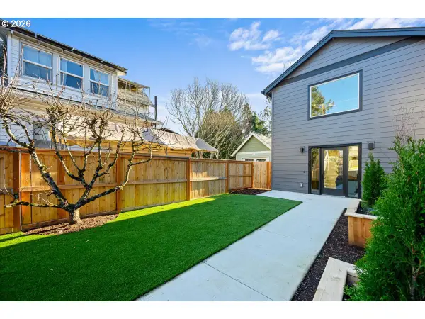 4234 SE Yamhill St #C, Portland, OR 97215