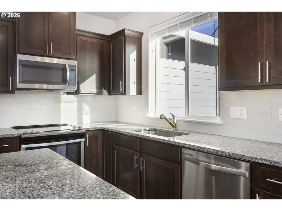 1092 E 1st Ave, Estacada, OR 97023 - Image #2