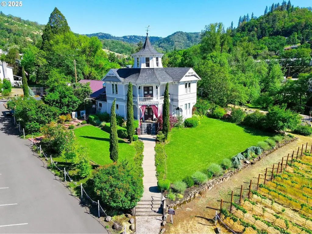 1772 SE Jackson St, Roseburg, OR 97470 - #1