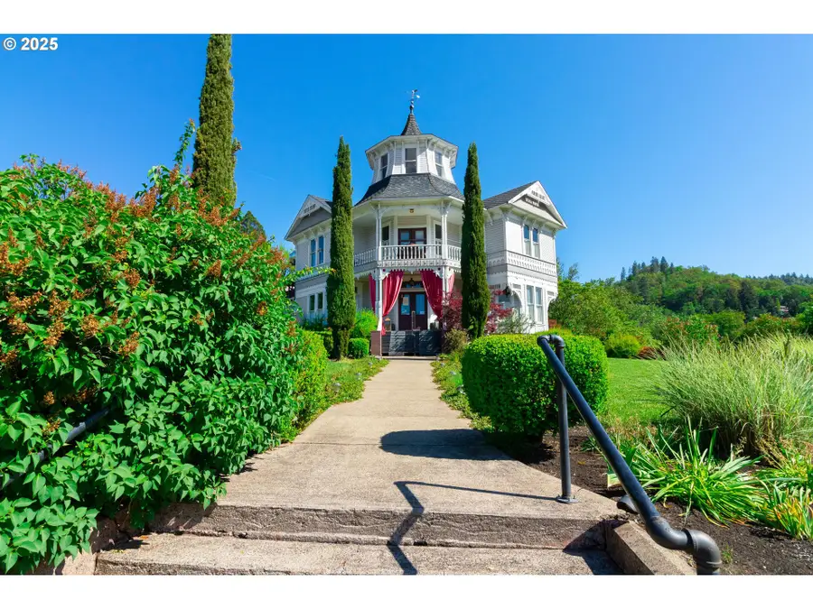 1772 SE Jackson St, Roseburg, OR 97470 - #2