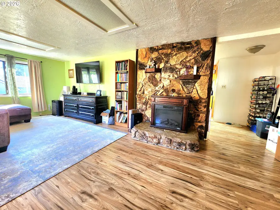 328 E Fifth Ave, Sutherlin, OR 97479 - #2