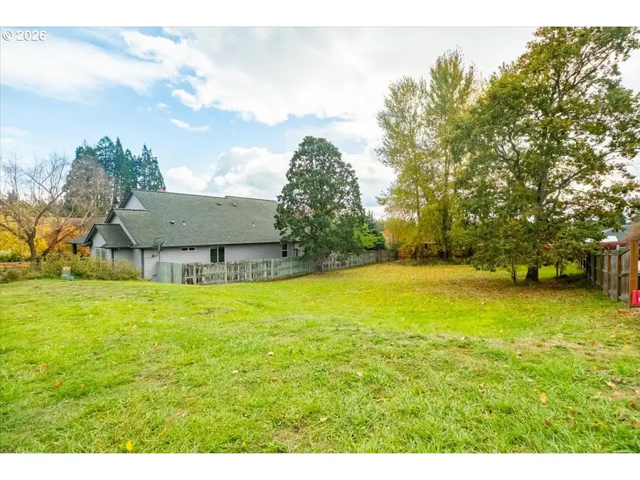 2040 Valley View Dr, Albany, OR 97321 - #3