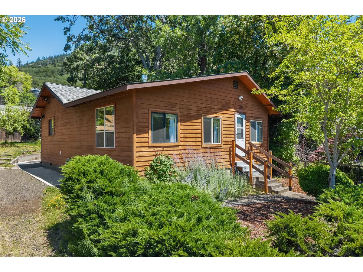 210 W Franklin St, Bingen, WA 98605 - #1