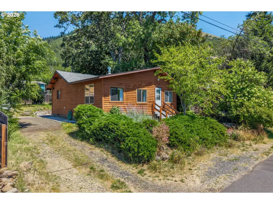 210 W Franklin St, Bingen, WA 98605 - #2