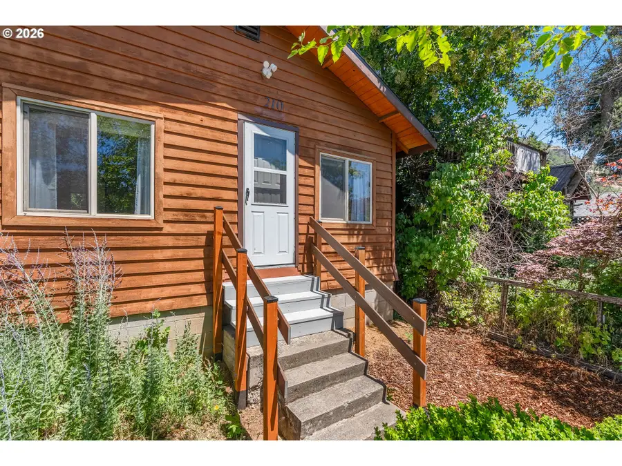 210 W Franklin St, Bingen, WA 98605 - #3