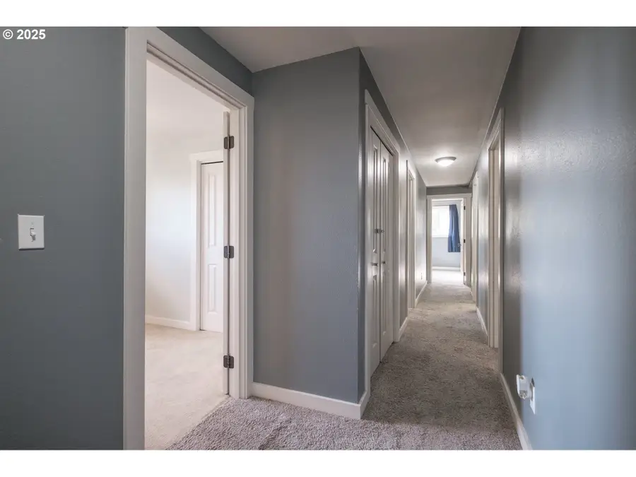 330 Patricia Dr, Gladstone, OR 97027 - Image #2