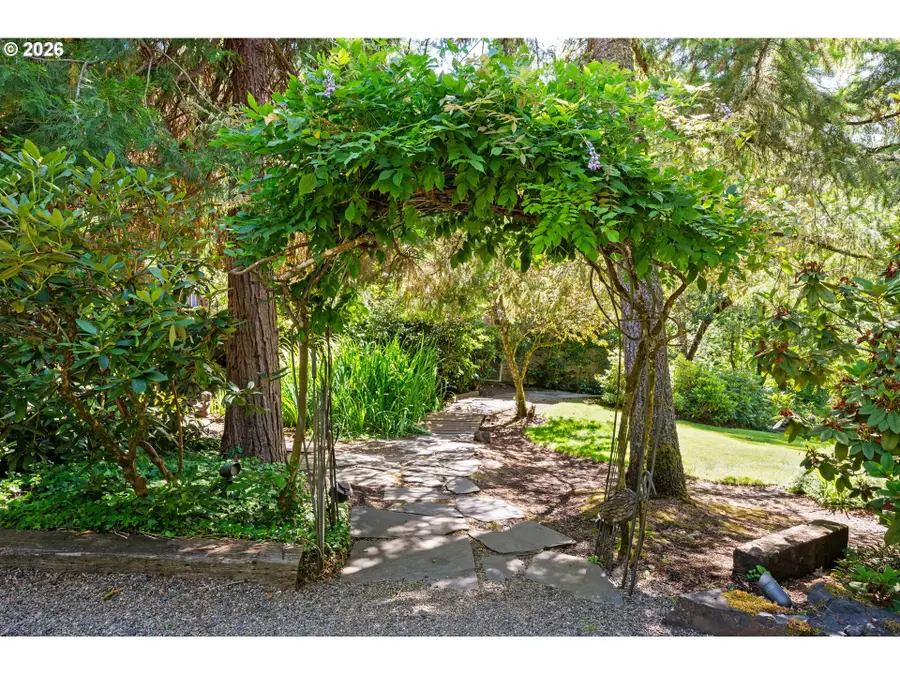 2052 S Shasta Loop, Eugene, OR 97405 - #2