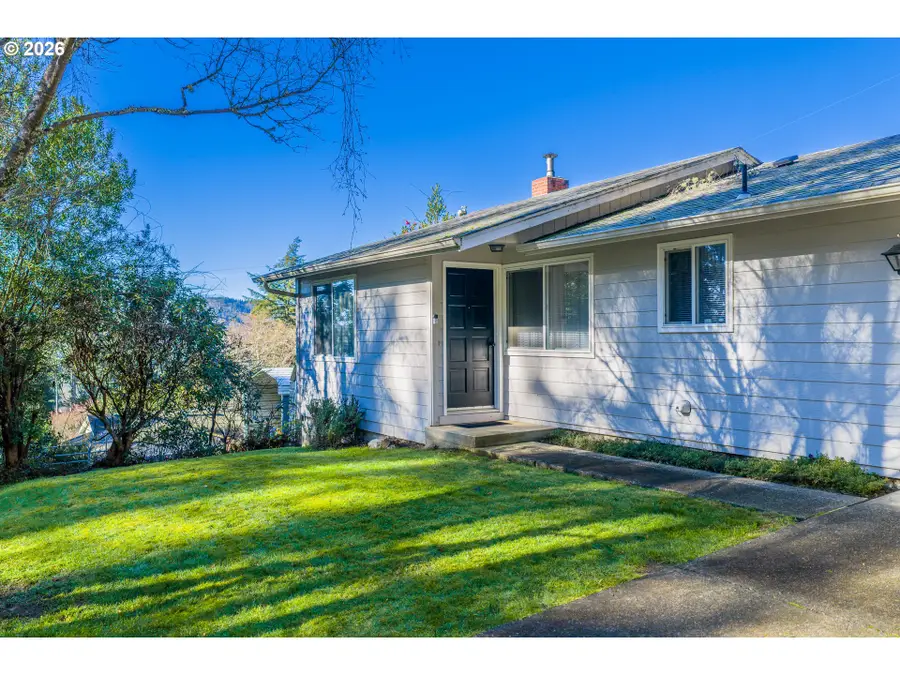 942 E 13th St, Coquille, OR 97423 - Image #2