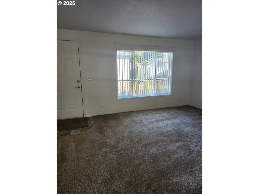 4875 NE Wyoming Cir, Salem, OR 97305 - Image #3