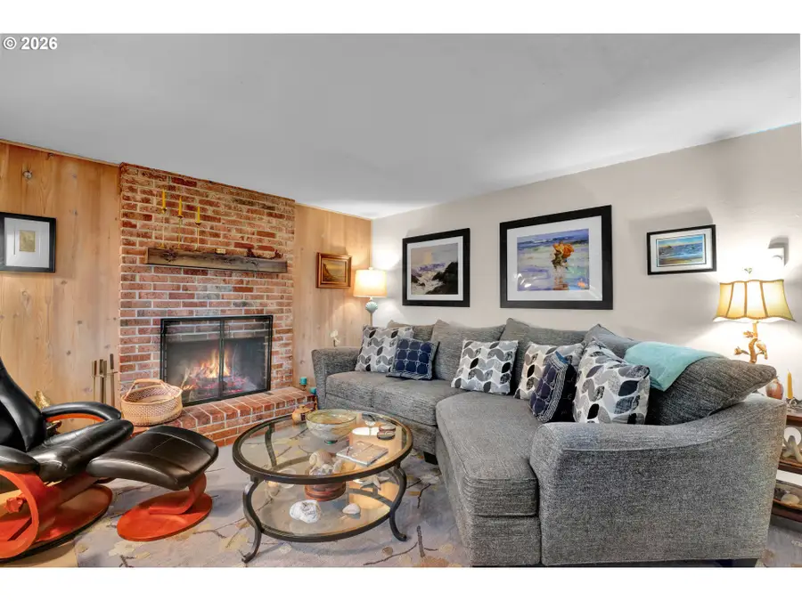 2060 20th St, Florence, OR 97439 - Image #3