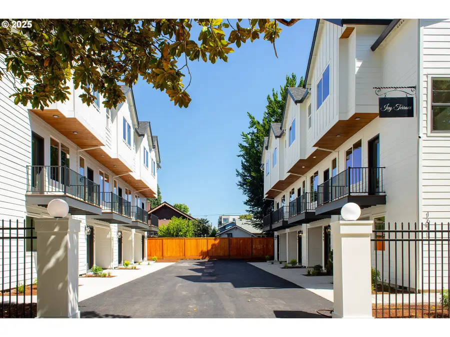 1669 SE Sherrett St, Portland, OR 97202 - Image #2