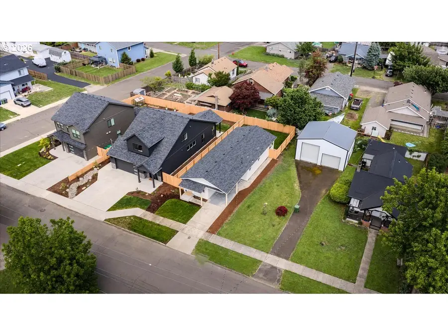 411 S 1st St, Silverton, OR 97381 - #2