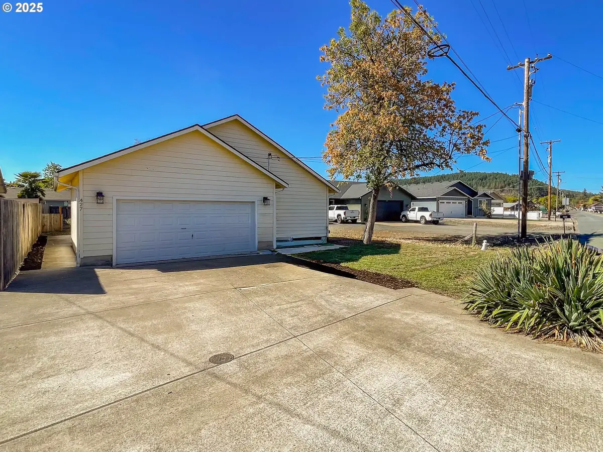 427 S State St, Sutherlin, OR 97479 - Image #1