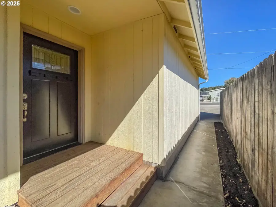 427 S State St, Sutherlin, OR 97479 - Image #2