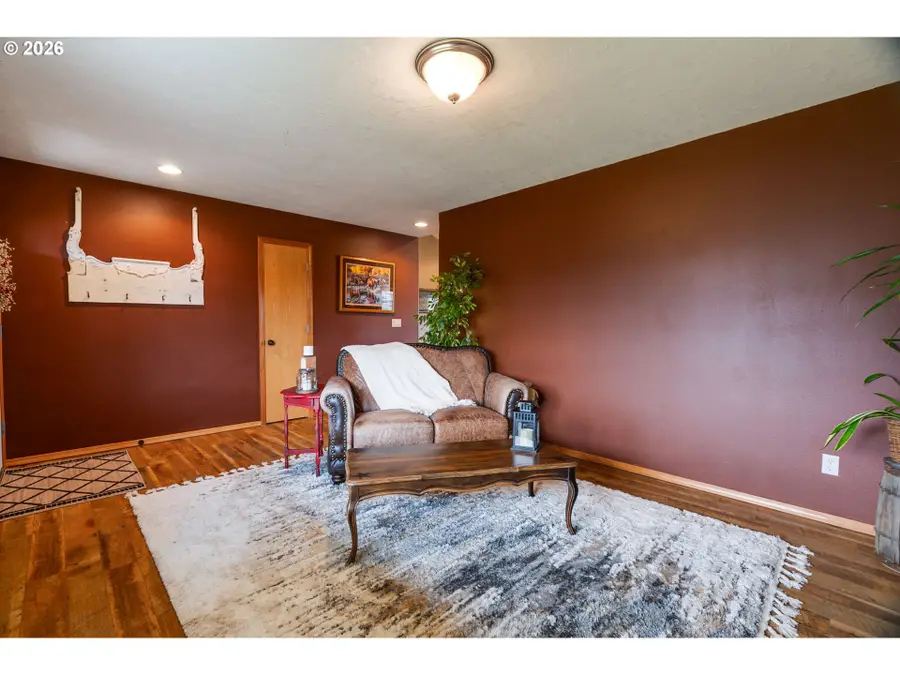 1088 S Sycamore St, Canby, OR 97013 - #3