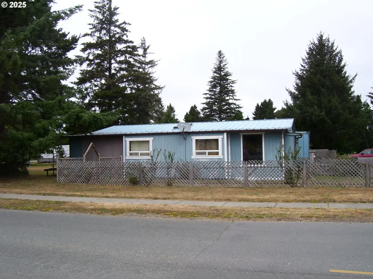 870 11th St Se, Bandon, OR 97411 - Image #1