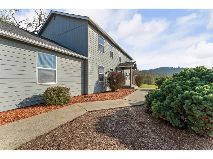 3257 NE Follett St, Roseburg, OR 97470 - Image #2