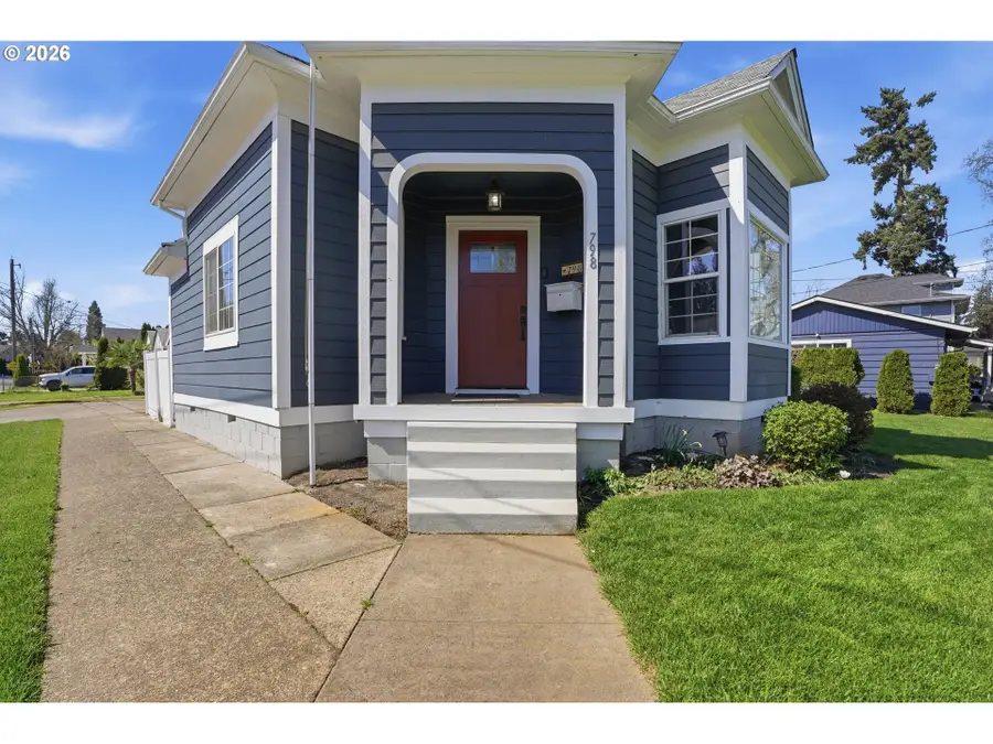 798 Young St, Woodburn, OR 97071 - #3