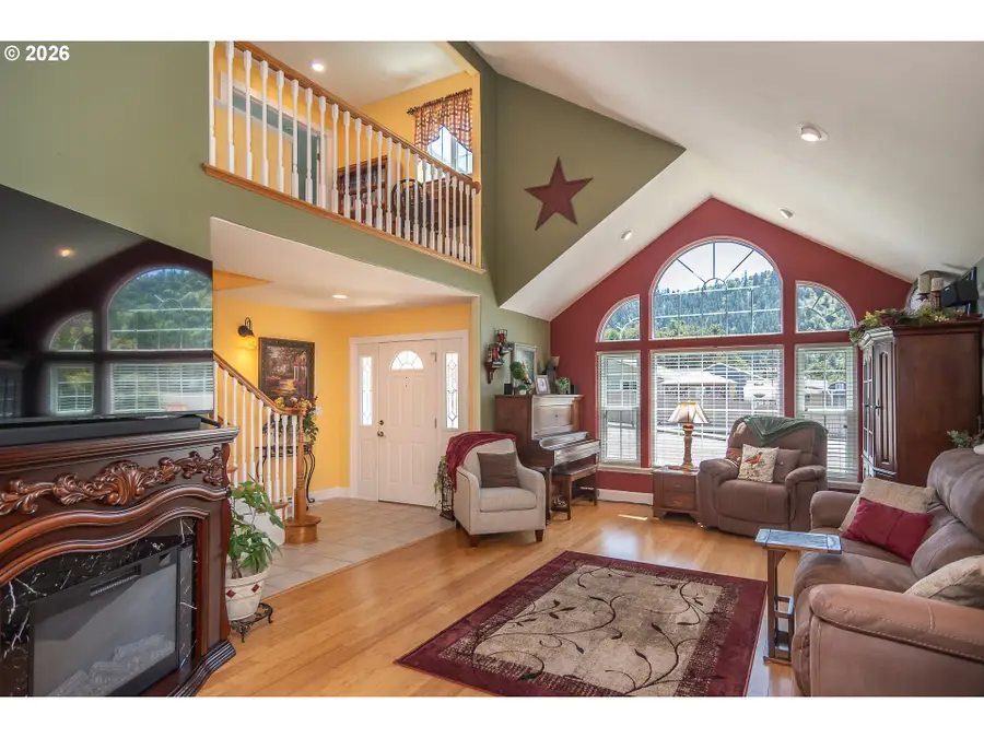 600 SE Parkway Dr, Winston, OR 97496 - #3