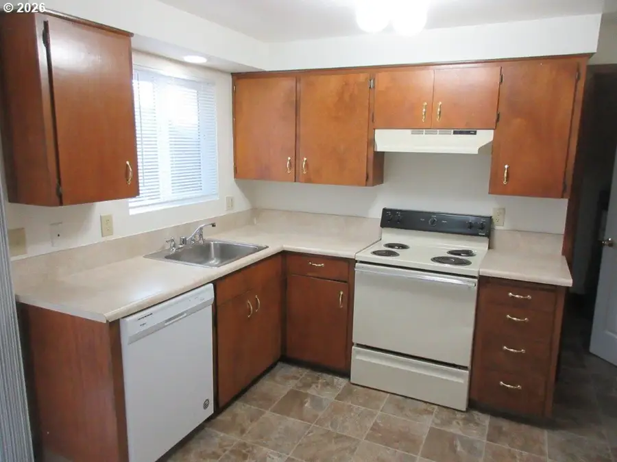 174 NW Stoneway Dr, Salem, OR 97304 - #3