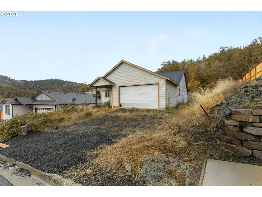 928 SE Golden Eagle Ave, Roseburg, OR 97470 - #2