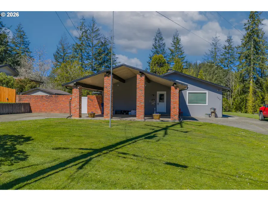 100 W 17th St, Coquille, OR 97423 - #2