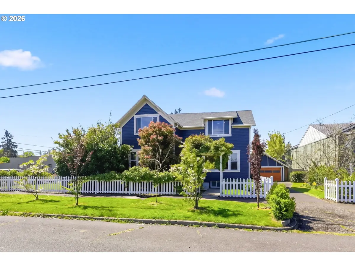 349 S 6th St, Cottage Grove, OR 97424 - #1