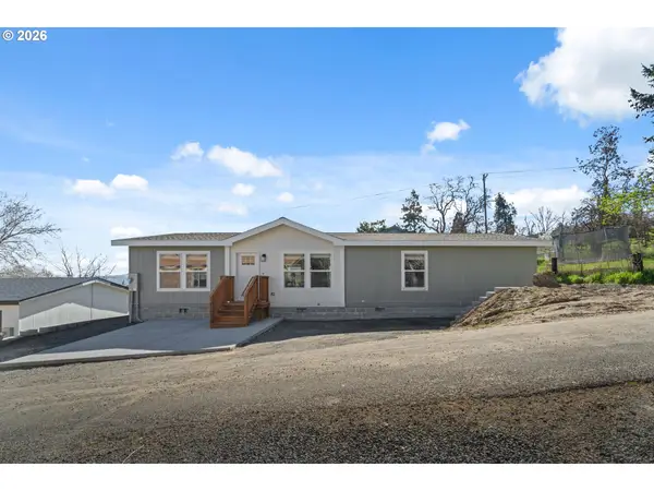 2208 W 10th St, TheDalles, OR 97058