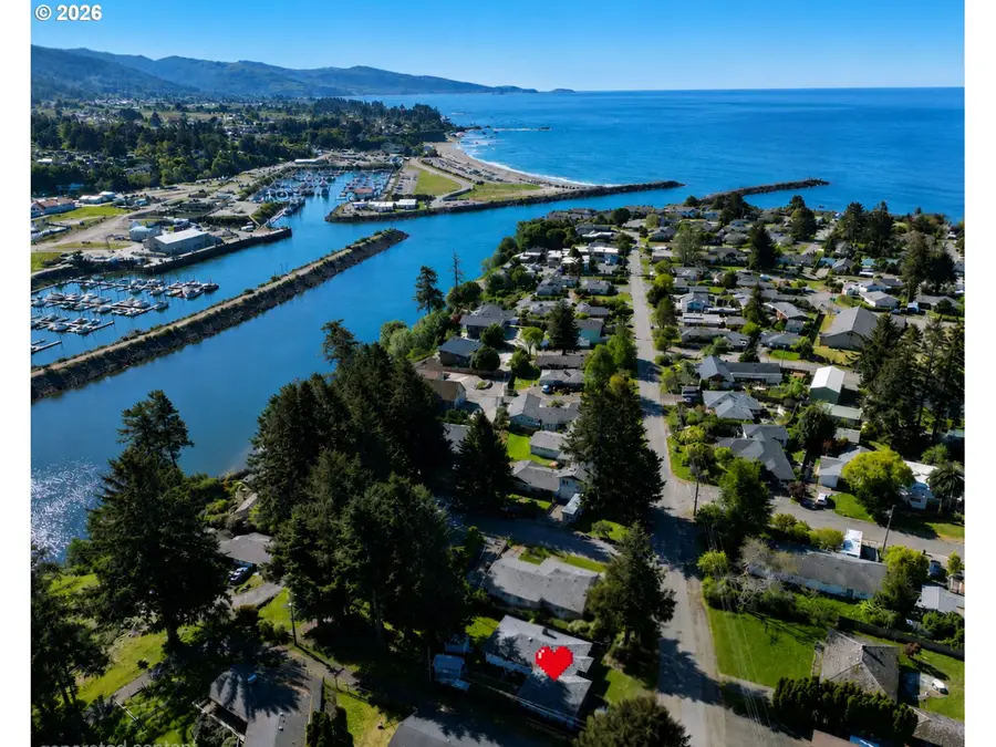 346 Del Norte Ln, Brookings, OR 97415 - #2