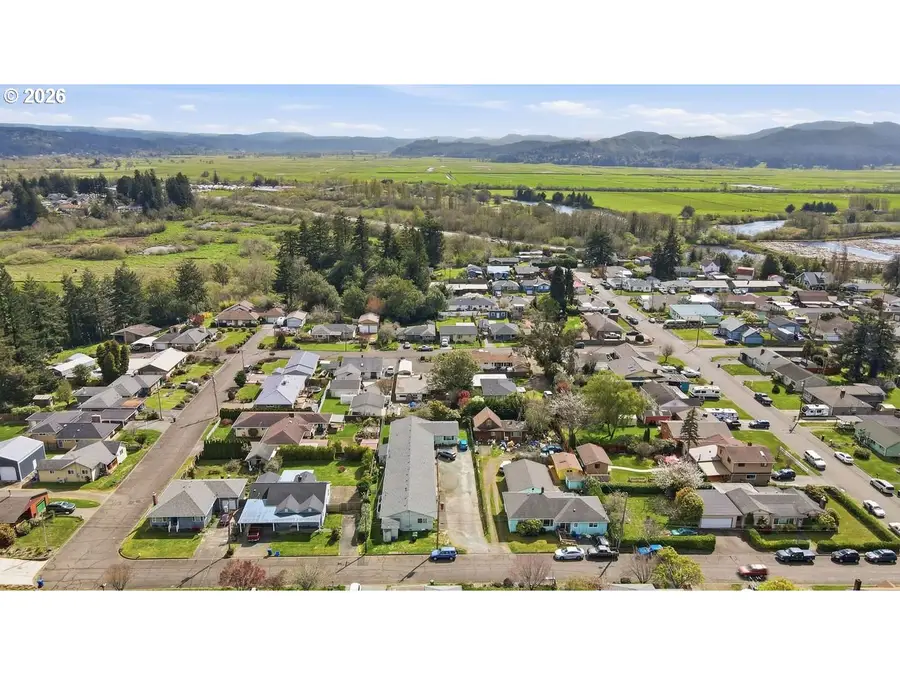 1035 W 11th St, Coquille, OR 97423 - #3
