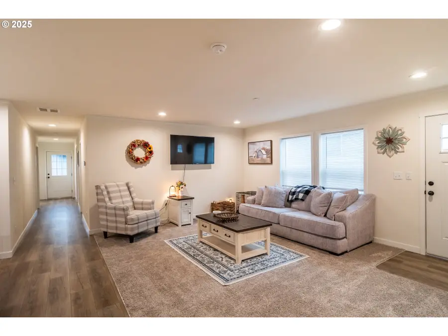 408 Whipple Ave, Drain, OR 97435 - Image #2