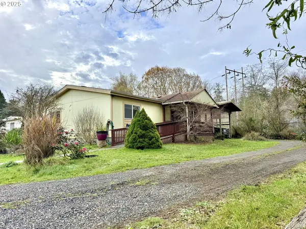 185 N 3rd St, Lakeside, OR 97449
