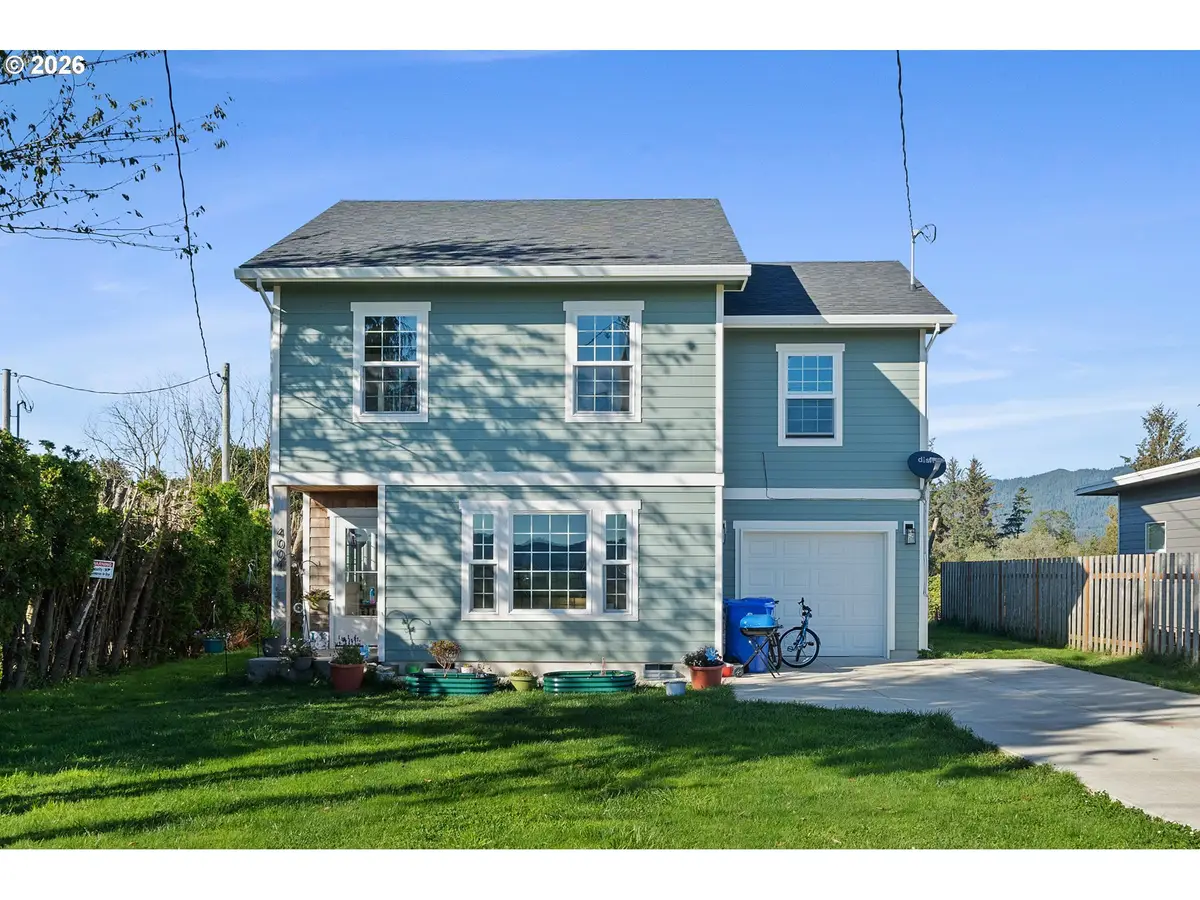 4004 12th St, Tillamook, OR 97141 - #1