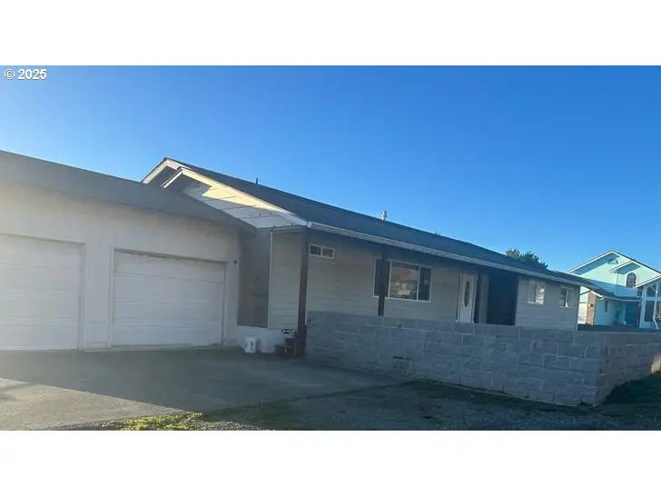 711 1st St, Brookings, OR 97415 - Image #1