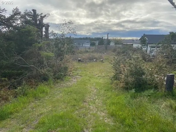 31311 J Pl, OceanPark, WA 98640