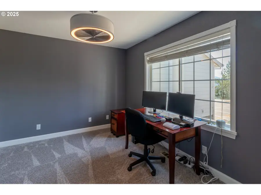 416 Elmar Dr, Winchester, OR 97495 - Image #3