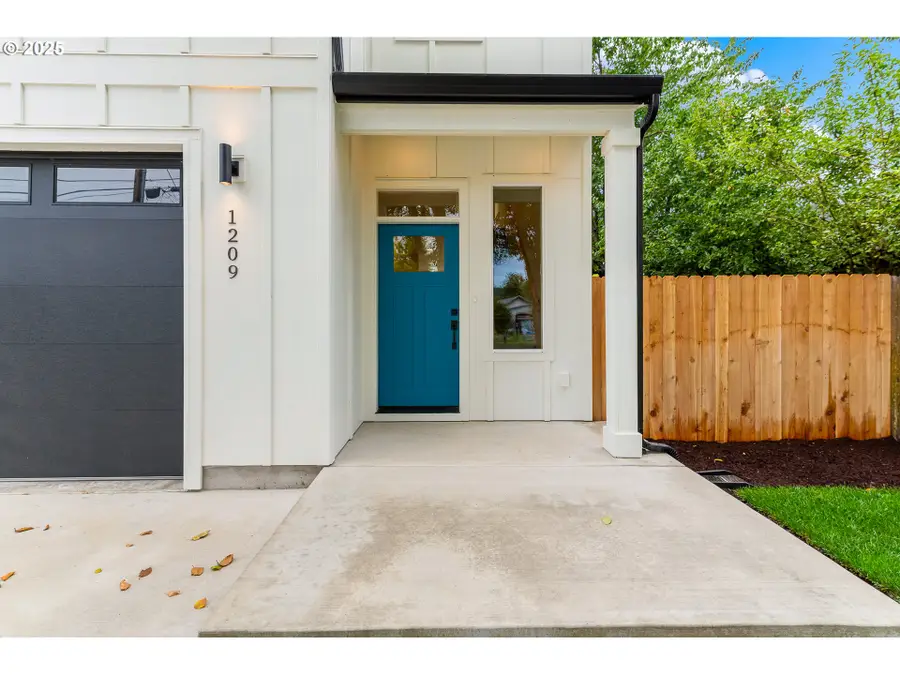 1209 S 6th Ave, Kelso, WA 98626 - #3