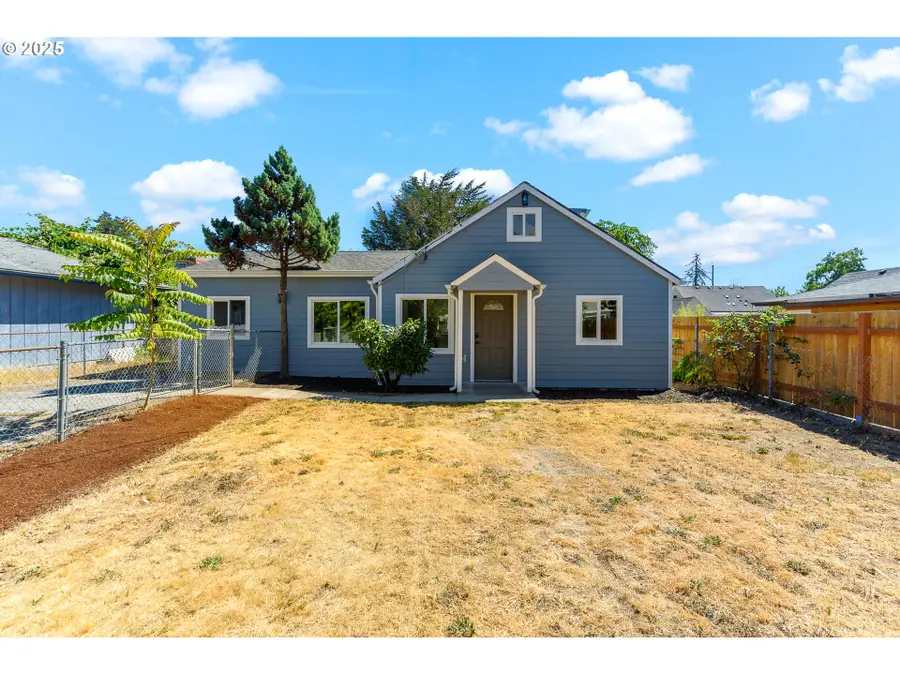 8220 SE Gray St, Northwest Clackamas, OR 97086 - Image #2