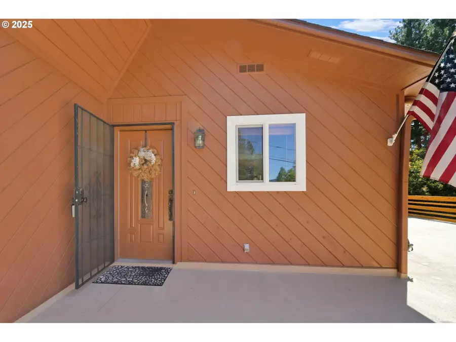 642 Terrace Ln, Sutherlin, OR 97479 - #2