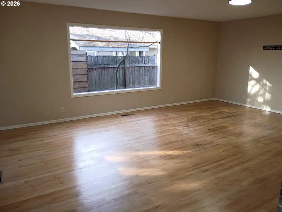 625 N Knights Bridge Rd, Canby, OR 97013 - Image #2