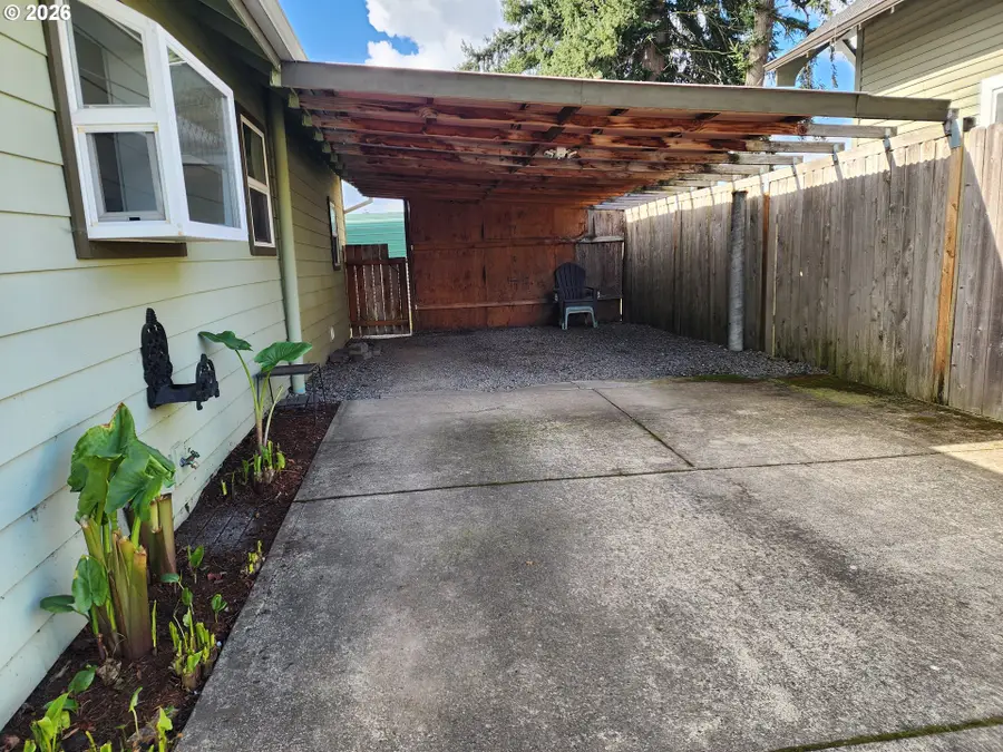 208 S Swiegle Ave, Molalla, OR 97038 - #3