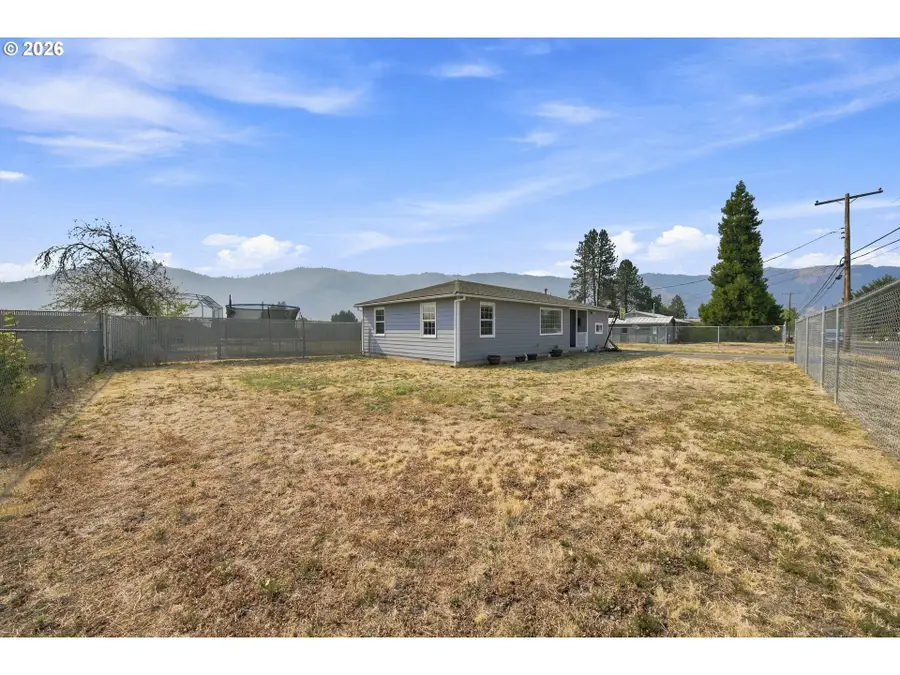 203 Alameda St, Tri City, OR 97457 - #2