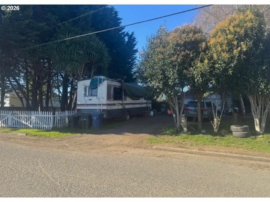 396 N Wall St, Coos Bay, OR 97420 - #2